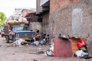 Habitantes de calle – “Callejón de los chirretes” Valledupar – Entre basura, alcohol y drogas, los habitantes de calle comparten una bolsa de Pan – 14/02/2025