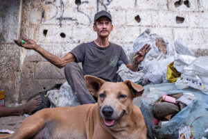 “El mono de Ciénaga” – “Callejón de los chirretes” Valledupar – El “mono” manifestando como es dormir en la calle cuando es temporada de lluvia– 14/02/2025