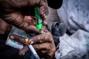 “El mono de Ciénaga” – “Callejón de los chirretes” Valledupar – Preparación de dosis personal de bazuco en pipa artesanal – 14/02/2025