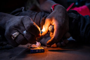 Habitante de calle – “Callejón de los chirretes” Valledupar – Pipa artesanal siendo preparada con bazuco y otros componentes – 14/02/2025