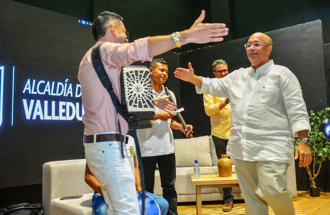 Ernesto Orozco entrega acordeones a Iván Zuleta en Valledupar