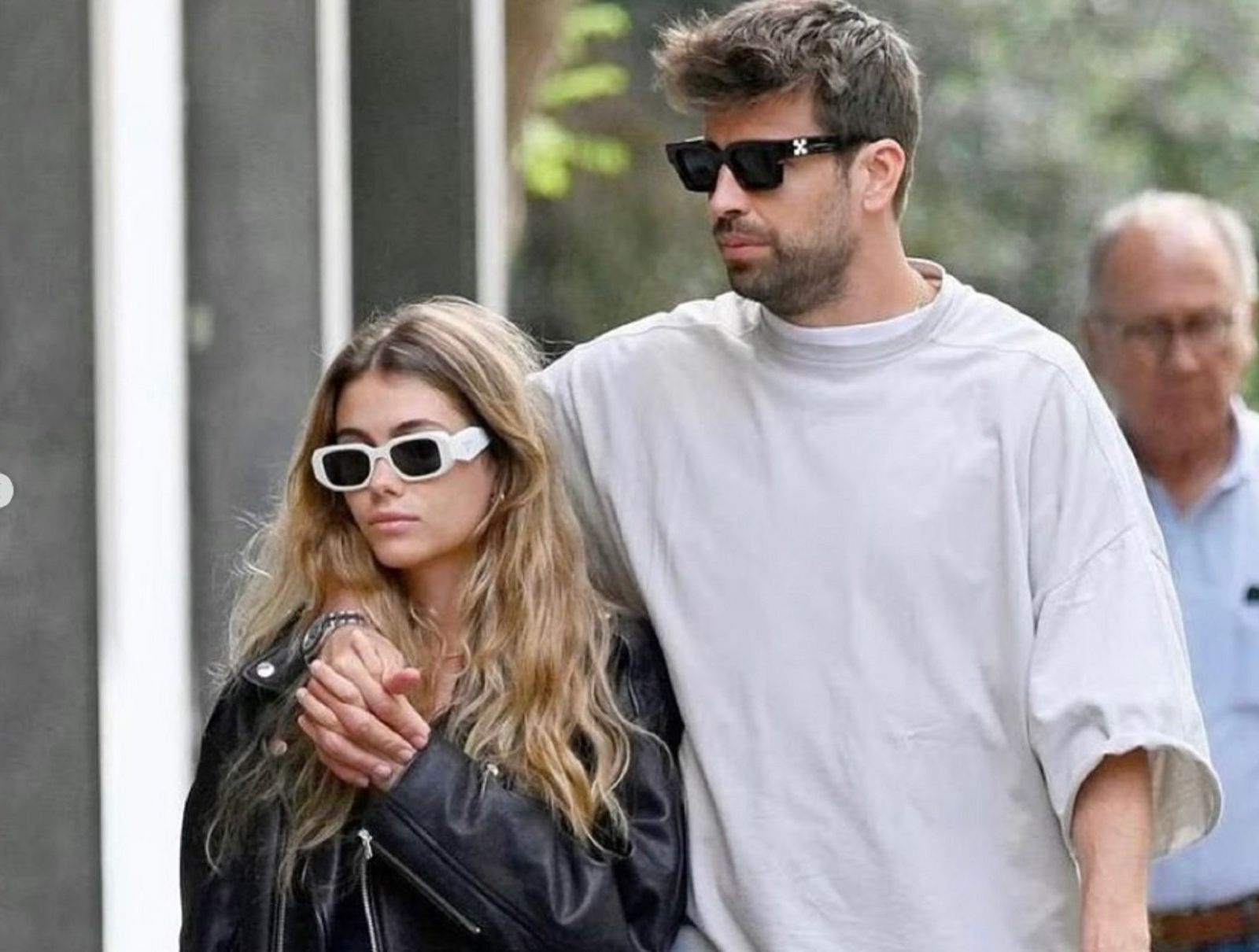 Fans cantan canción de Shakira a Piqué y Clara Chía